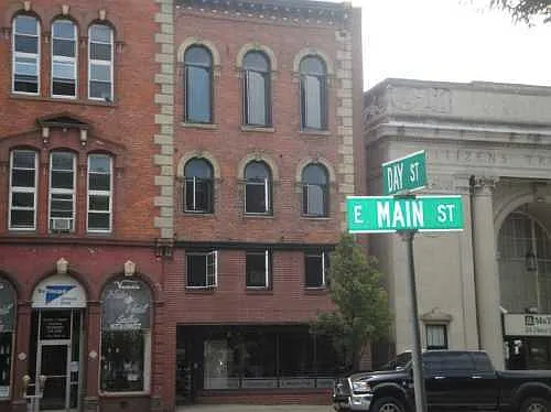 E Main St