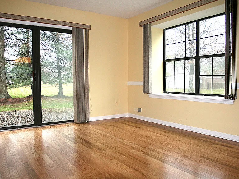 608 Brokaw Ct — Photo 2