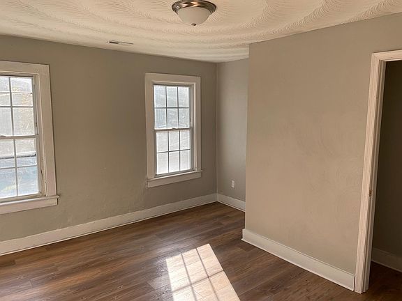 4th image of 2411 Ludlow St #2