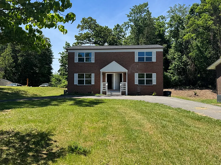 1208 Park Hill Cir NW — Photo 3