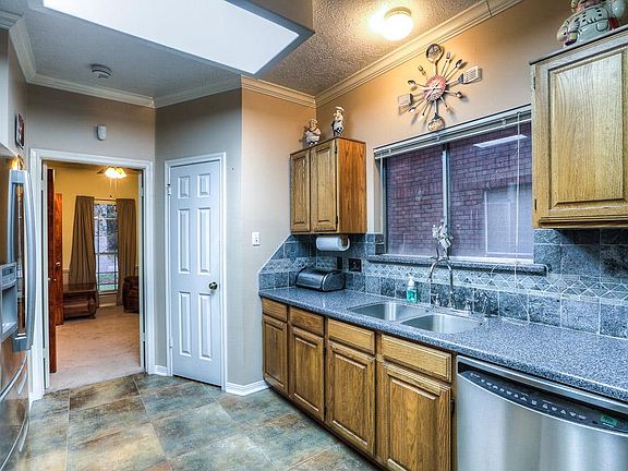 5th image of 2123 Bisontine St