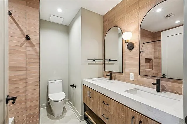814 Howard Ave #201 — Photo 7