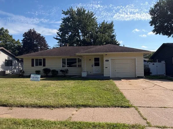 1015 E Lexington Blvd, Eau Claire, WI 54701