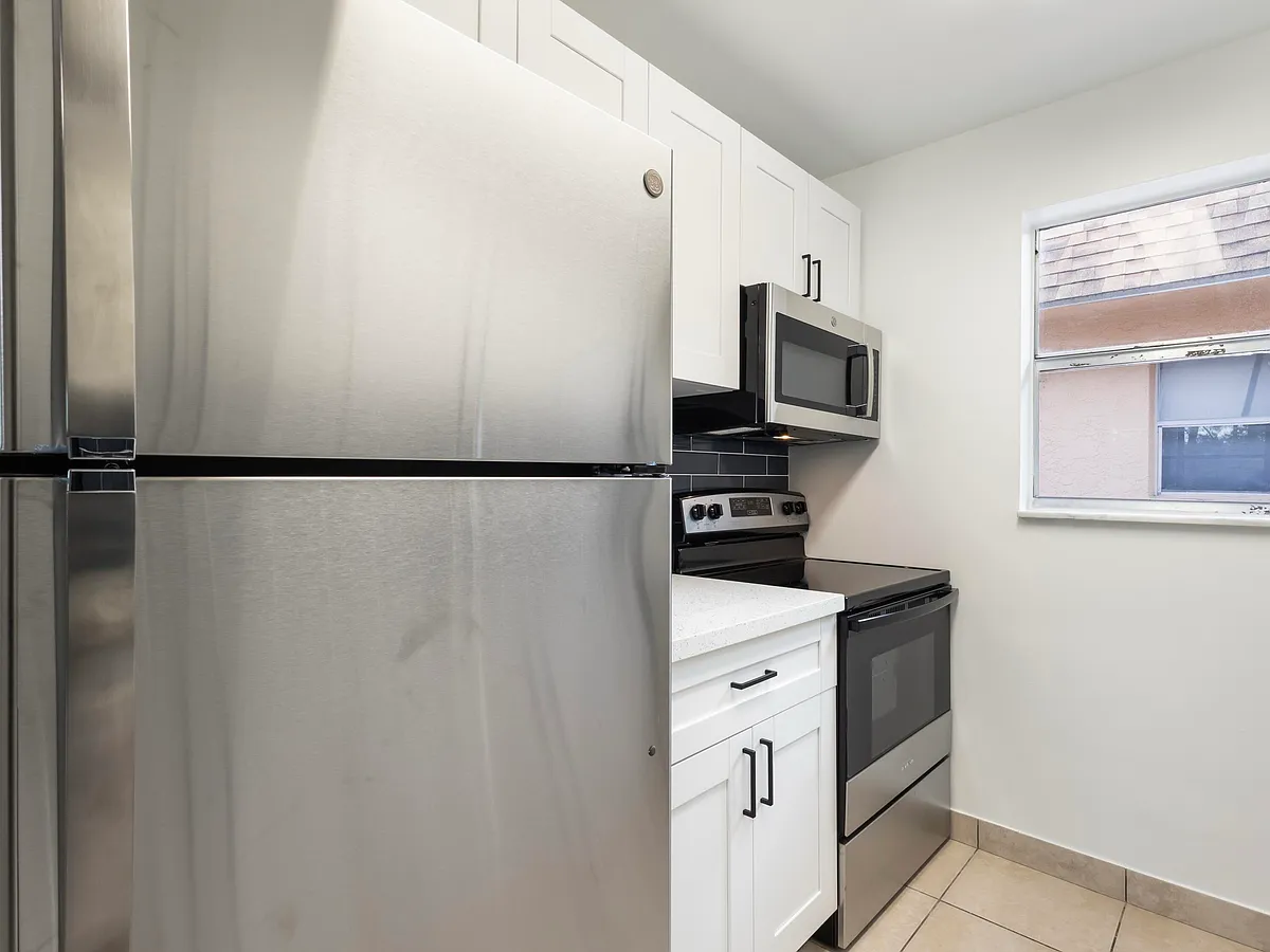 Building Photo - 450 SW 2nd Ave #2050