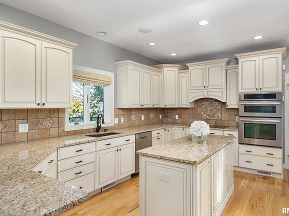 3rd image of 6411 Woodland Ct