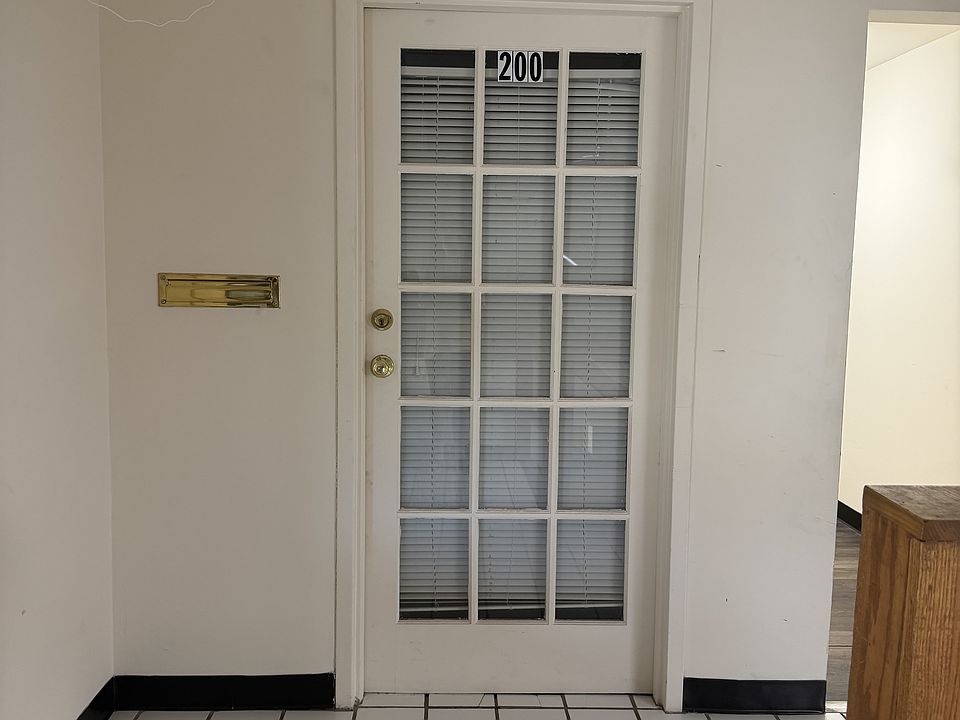 1st image of 915 Main St #200