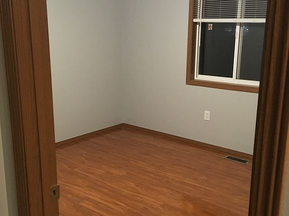 3rd image of 4781 Shorecrest Dr NE