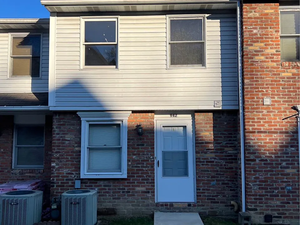 950 Thompson Ave #1
