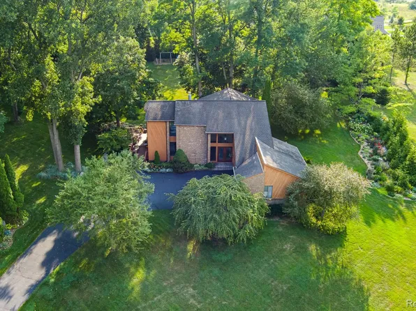 7880 Deerhill Dr, Clarkston, MI 48346