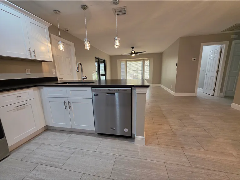 4836 Marine Dr — Photo 7