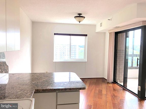5th image of 1600 N Oak St APT 922