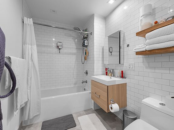 5th image of 401 Gates Ave #4D