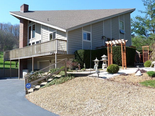 1st image of 140 Fairway Dr
