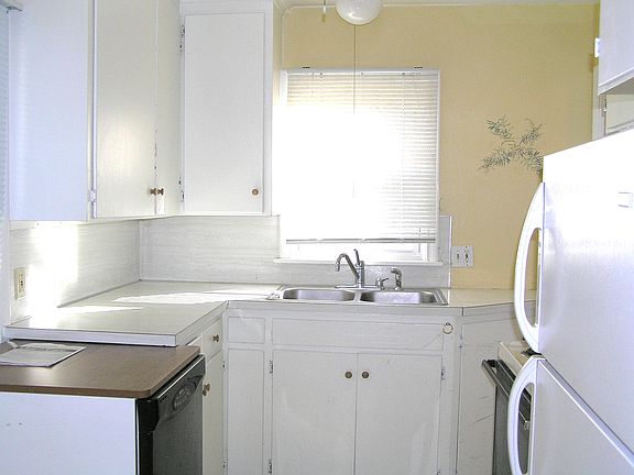 3rd image of 1127 Woodbine Ave