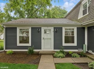 350 Meadow Ct, Vernon Hills, IL 60061