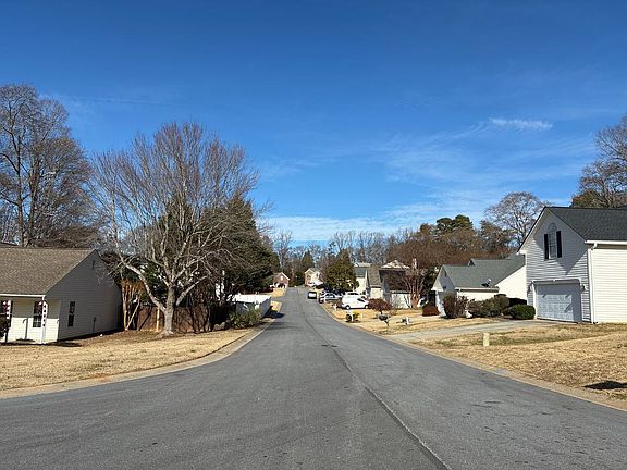 5th image of 705 Bent Hollow Ct