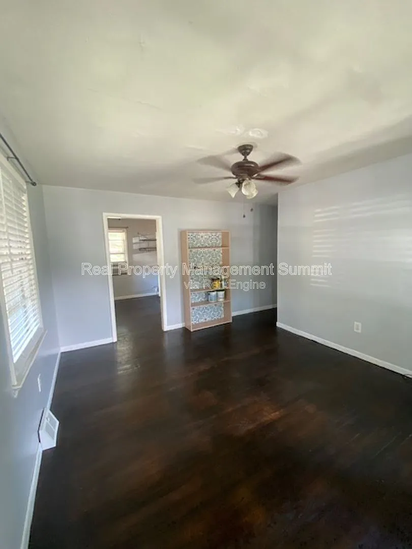 3 bed, 1.0 bath, 999 sqft, $1,545 — Photo 3