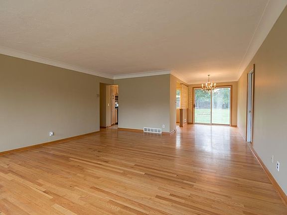 4th image of 18245 Bonnie Ln