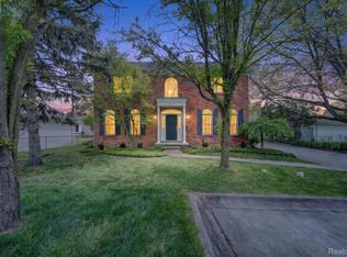 1112 Vernier Rd, Grosse Pointe Woods, MI 48236
