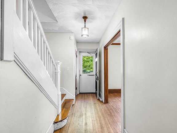 3rd image of 32 Marsden St