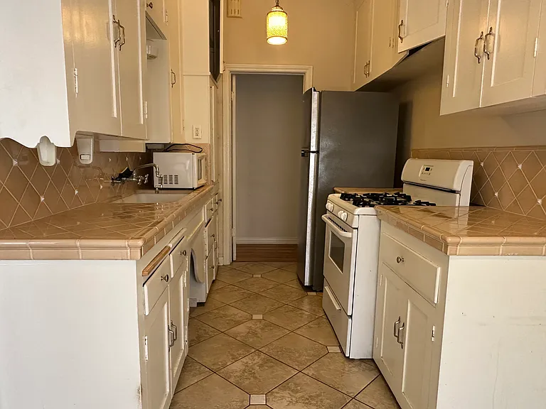 1340 E Harvard St — Photo 16