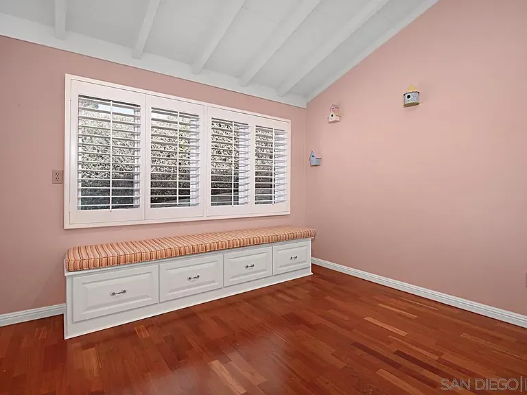 573 Amphitheatre Dr — Photo 32