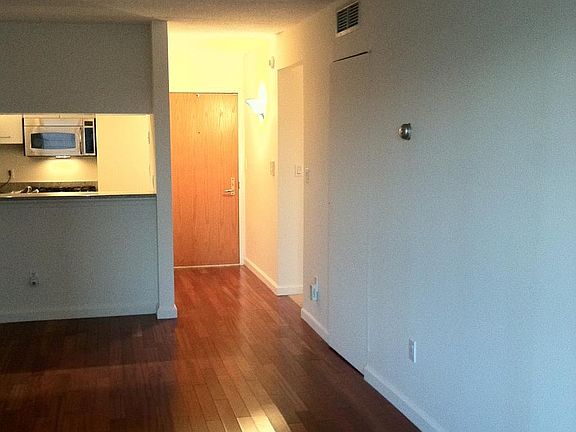5th image of 4 Martine Avenue # Third Floor