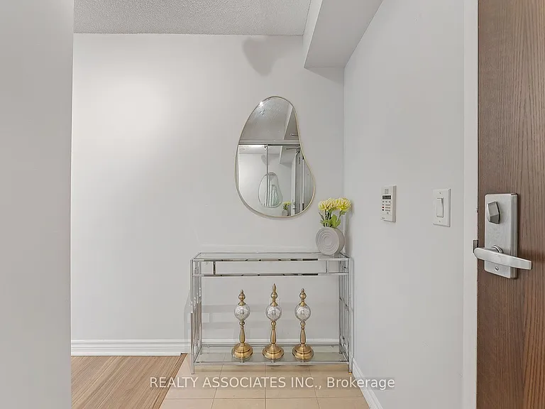 19 Grand Trunk Cres #2710 — Photo 2