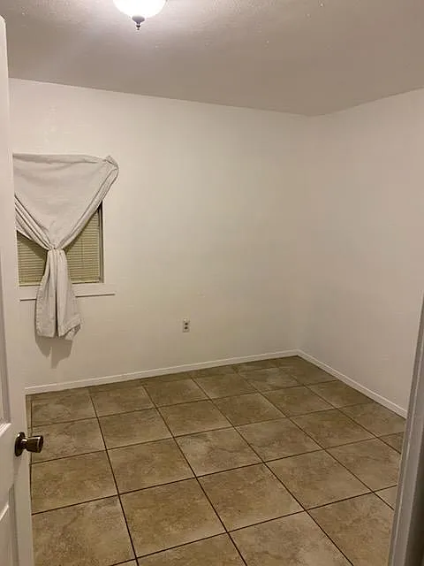 3 bed, 980 sqft, $950 — Photo 2