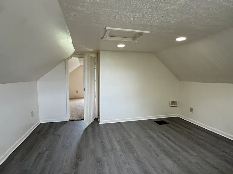 1096 Benjamin Ave — Photo 7