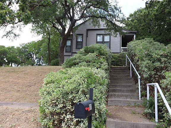 3rd image of 811 N Elm St