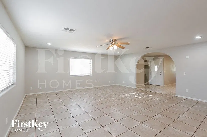 4 bed, 1.5 bath, 2388 sqft, $2,380 — Photo 4