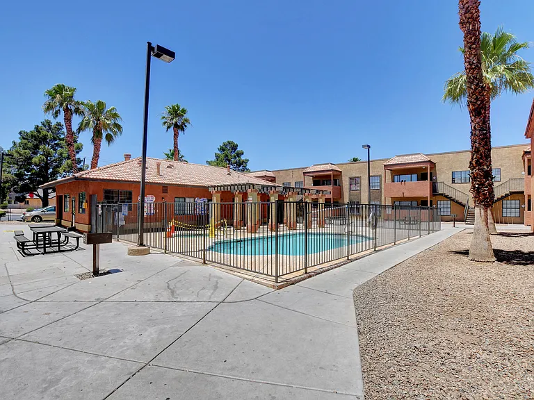 Saratoga Palms — Photo 8