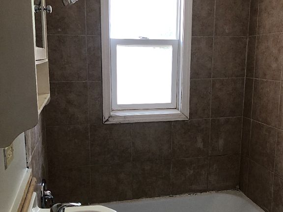 5th image of 206 Balsam St