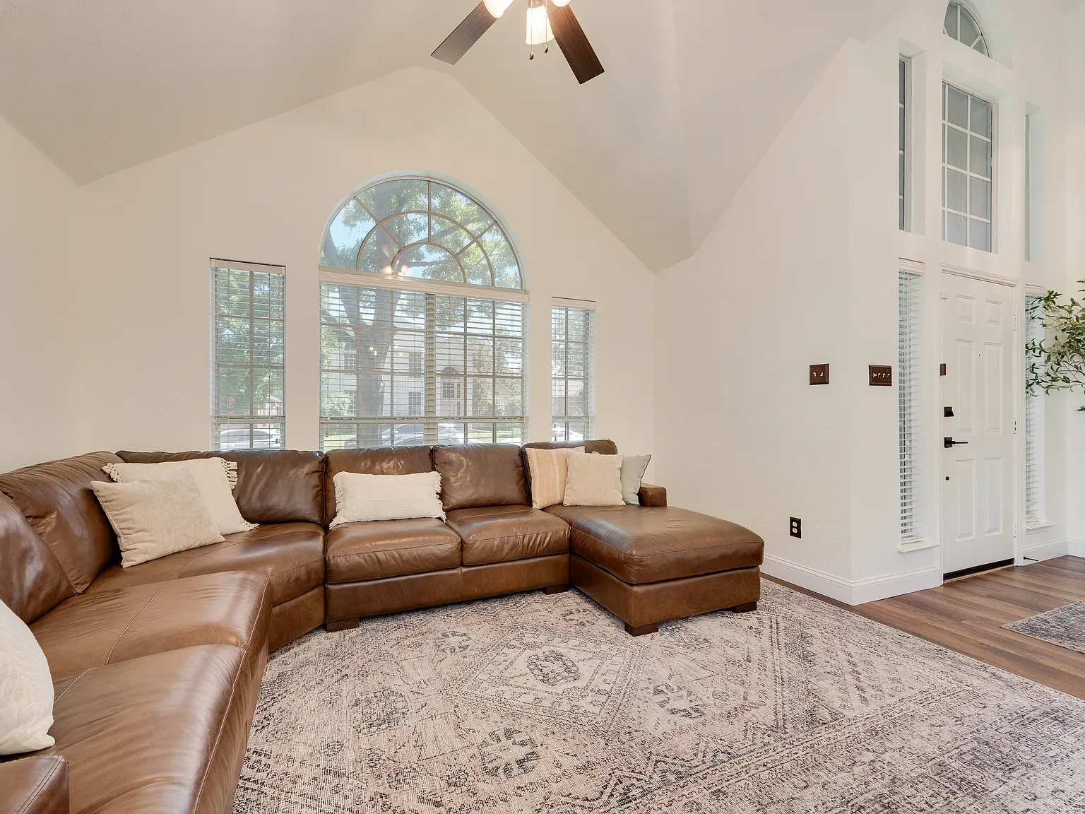 4 bed, 2193 sqft, $2,549 — Photo 4