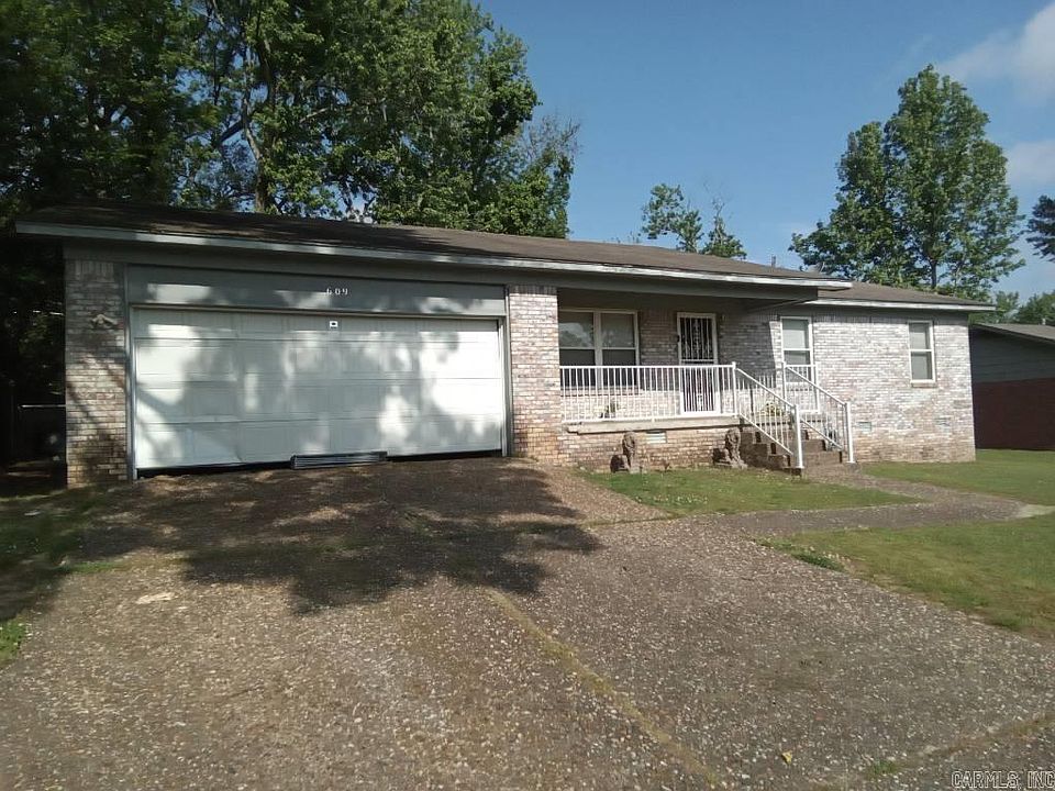 1st image of 609 Newcastle Dr