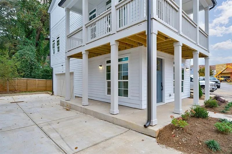 3 bed, 3.5 bath, 2000 sqft, $3,700 — Photo 2