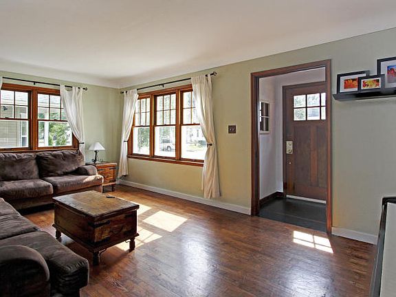 4th image of 23 E 17th St