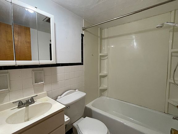 5th image of 218 Lexington Ave APT 1