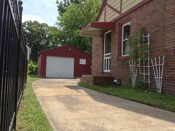 Detached Garage