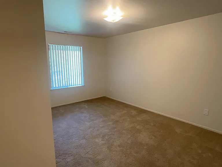 Lakeside Village Apartments — Photo 122