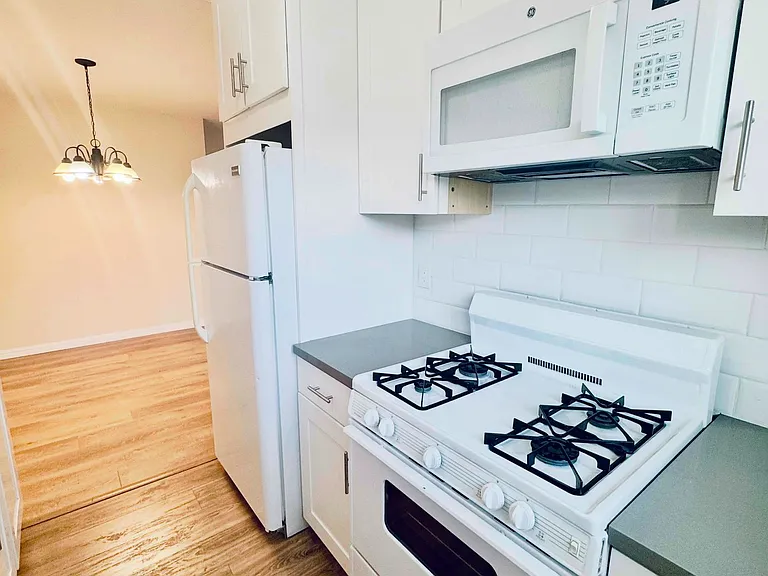 642 N. Hayworth Ave. — Photo 3