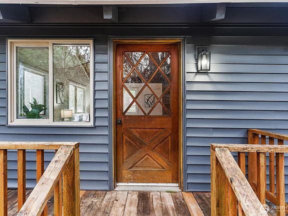 3rd image of 480 E Lakeshore Drive E