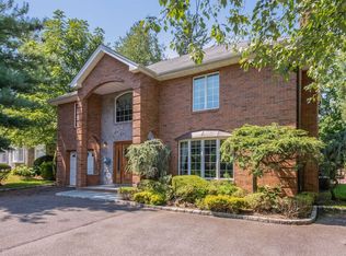 35 Knickerbocker Rd, Manhasset, NY 11030