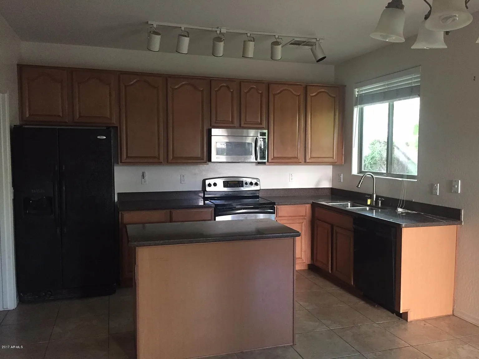4 bed, 2.5 bath, 1902 sqft, $2,495 — Photo 4