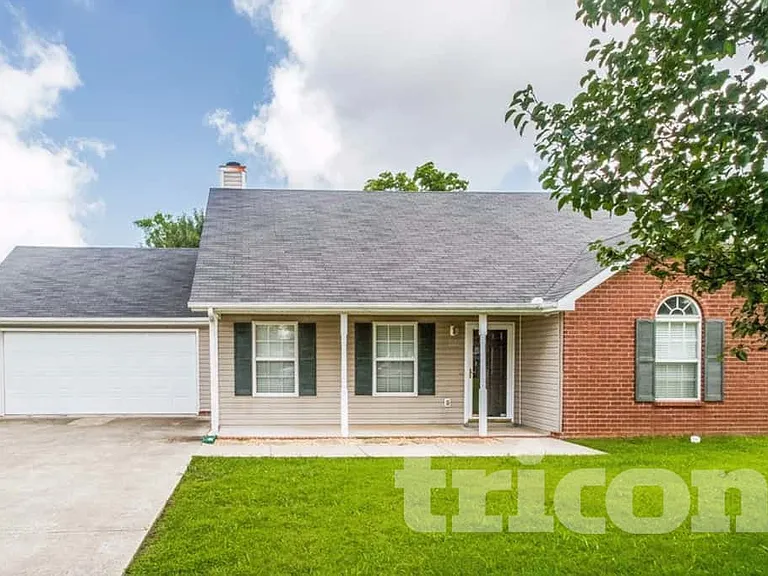 2121 Montgomery Ln — Photo 2
