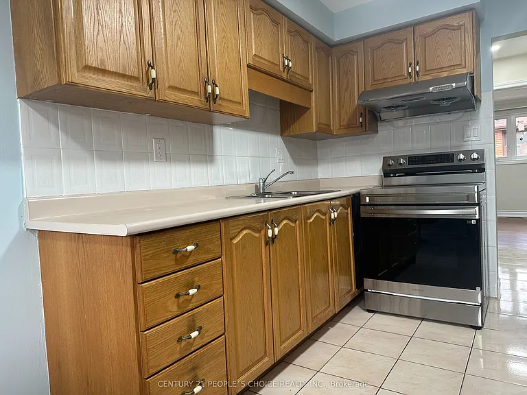 7490 Middleshire Dr — Photo 15