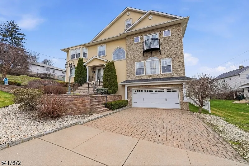 138 Spatz Ave photo 1