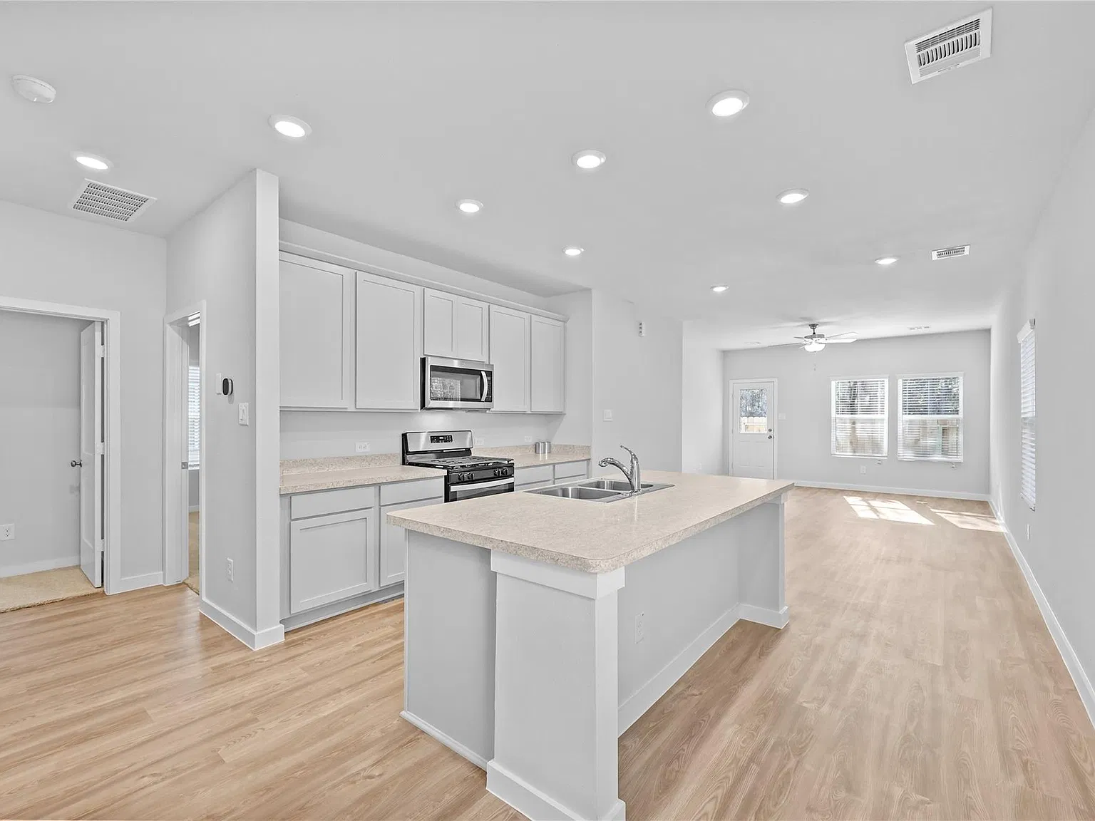 3 bed, 2.0 bath, 1388 sqft, $1,799 — Photo 4