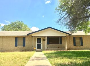105 Barry St, Uvalde, TX 78801